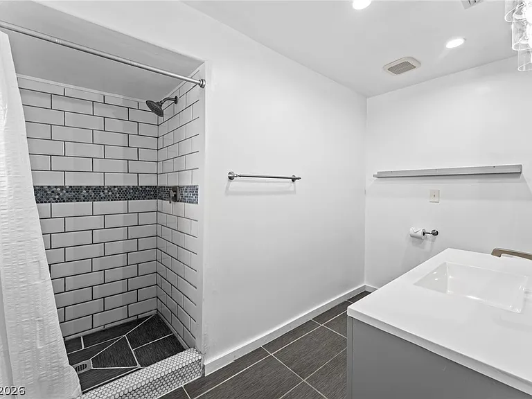 605 L Ave — Photo 16