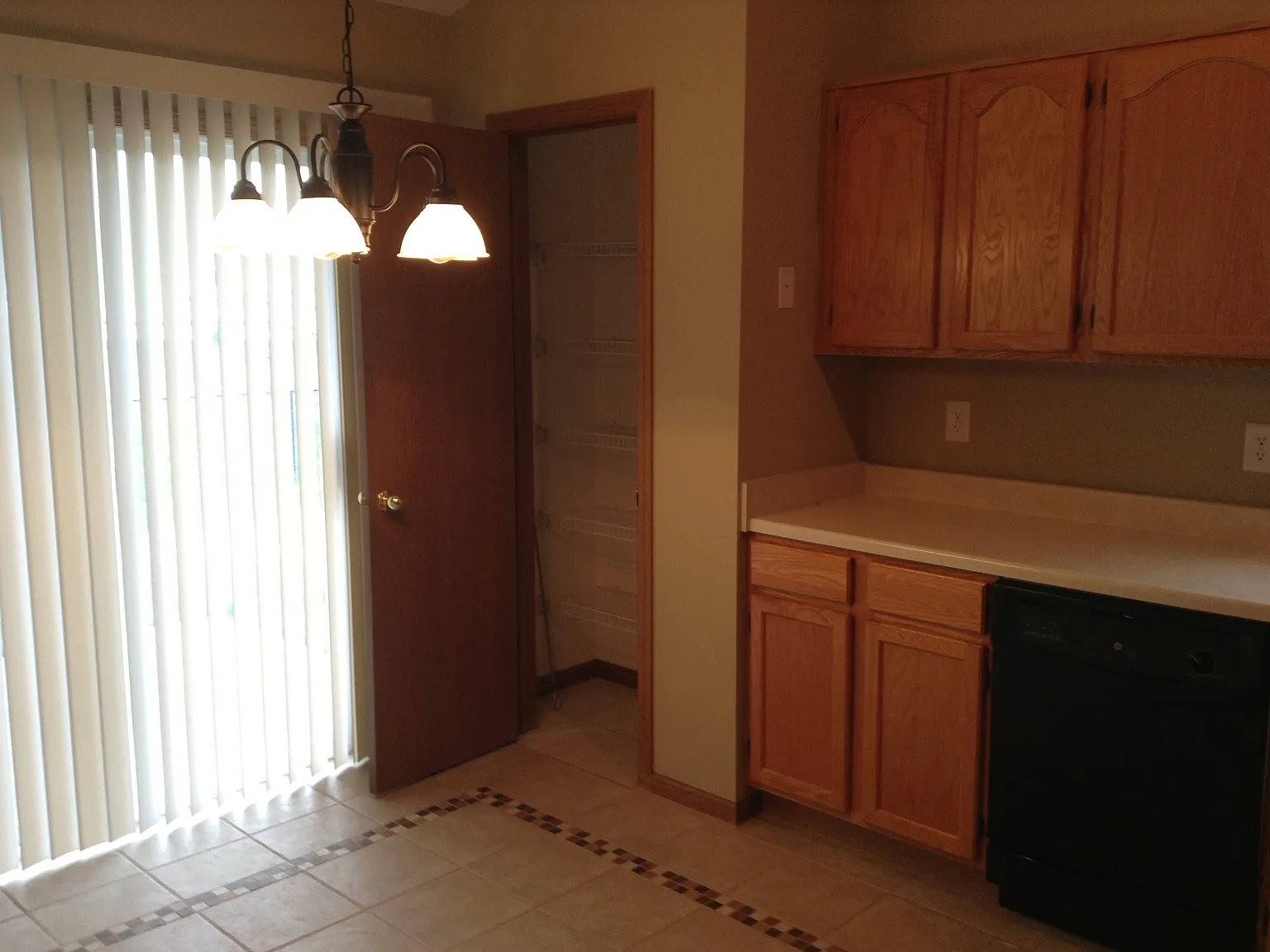 3 bed, 2.0 bath, 1256 sqft, $1,730 — Photo 3
