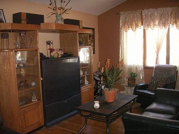 Living Room (2nd floor)