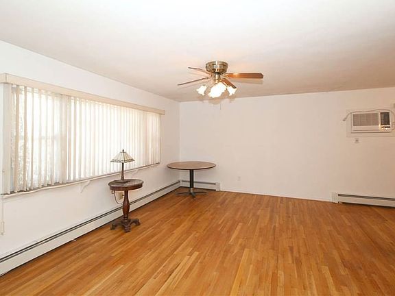 4th image of 58 4th Ave