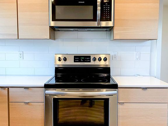 5th image of 3406 15th Ave W #1
