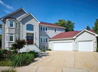 17W060 Burr Oak Ln, Willowbrook, IL 60527