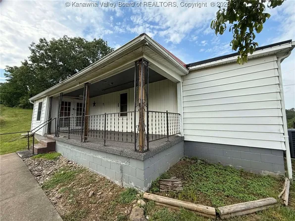 4303 Thomas Ridge Rd, Leon, WV 25123