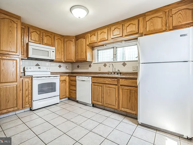 239 Lemonte St — Photo 13