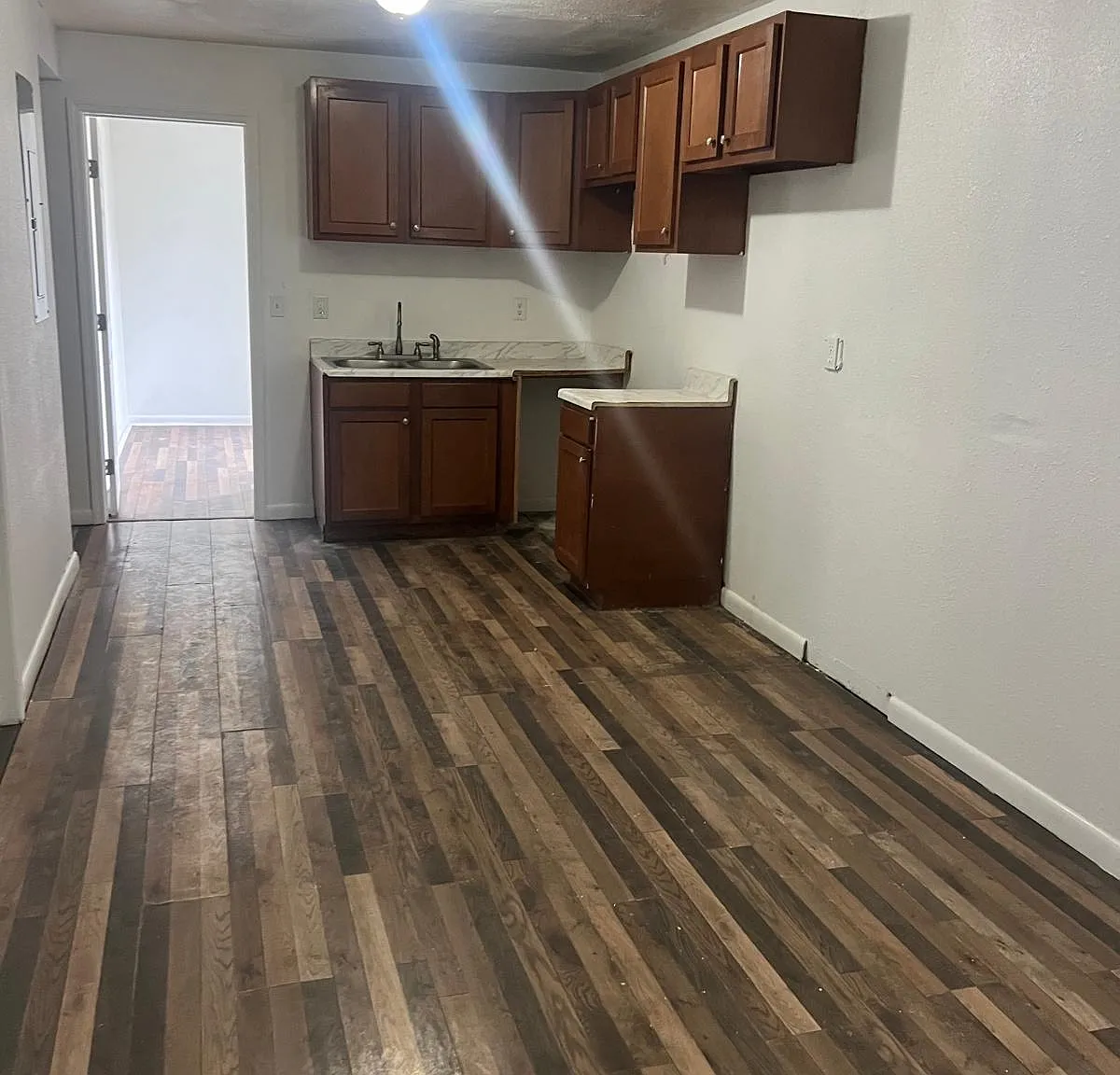 3 bed, 1000 sqft, $1,200 — Photo 1