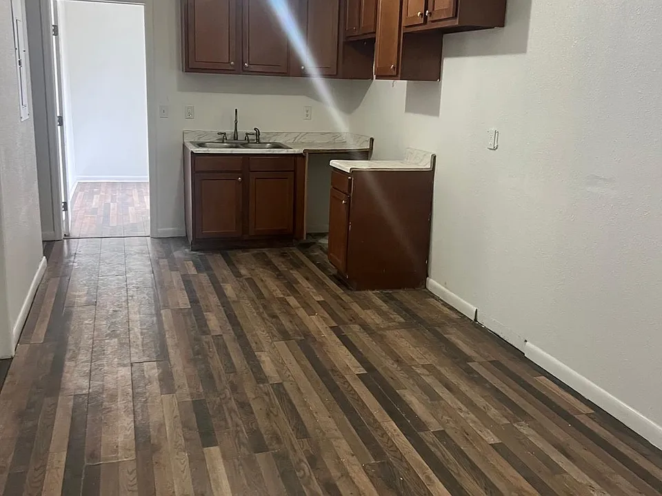 906 Barnett St #1