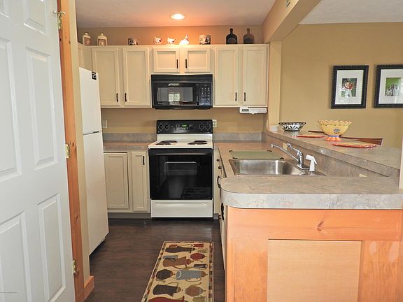 3rd image of 372 Linden Ct