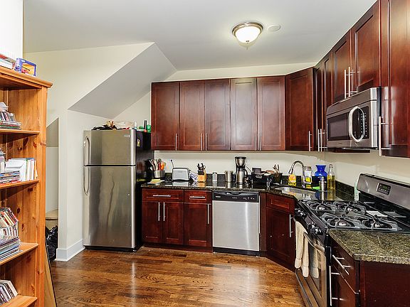 3rd image of 1033 N Paulina St APT 1F