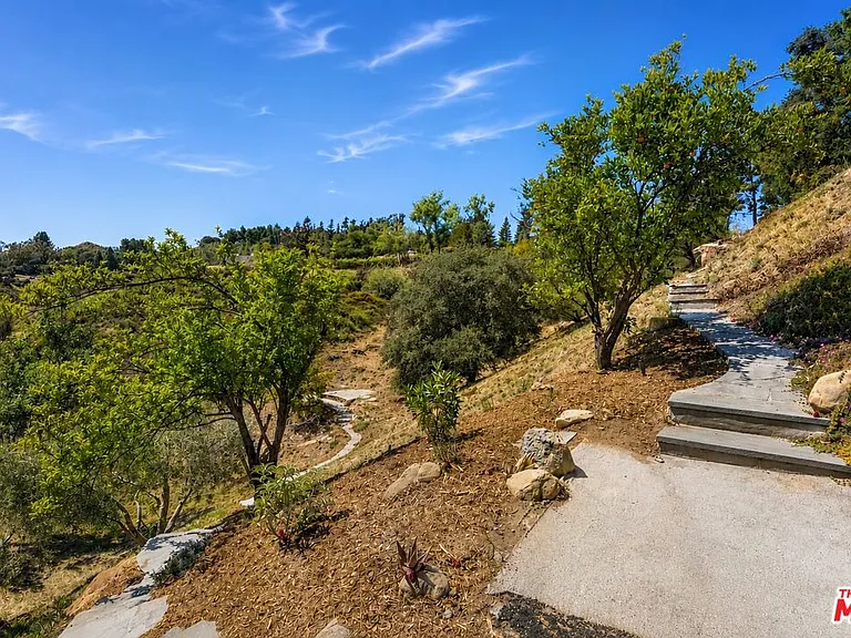 21630 Saddle Peak Rd — Photo 23