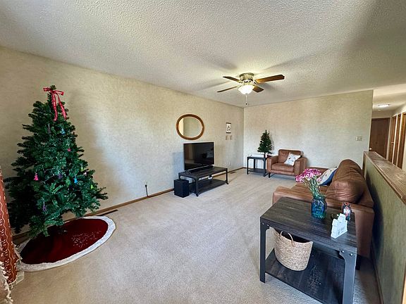 2nd image of 3712 Hillcrest Dr