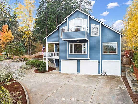 3 car garage and loads of parking. RV parking allowed!
