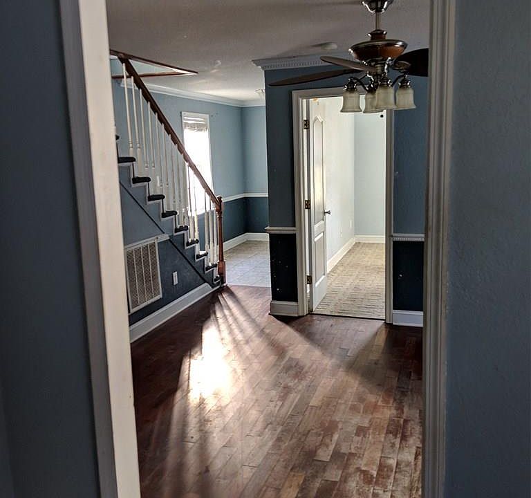 2nd image of 704 Beech St