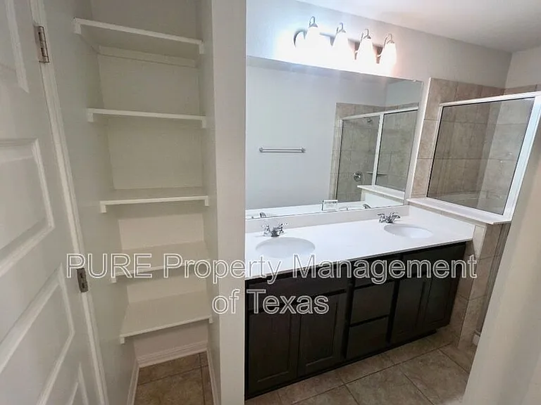 1721 Fountain Bridge Dr — Photo 13