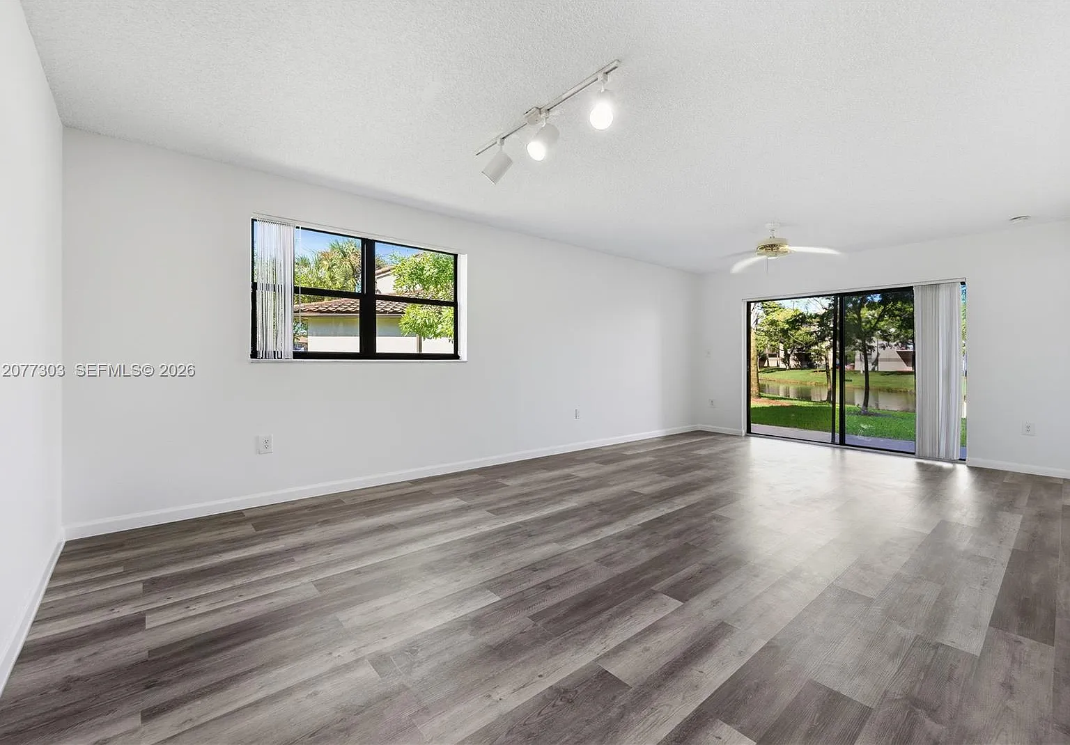 Villas De Venezia Condo — Photo 3