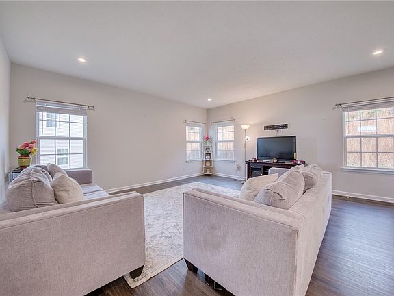 4th image of 405 Creekside Ct