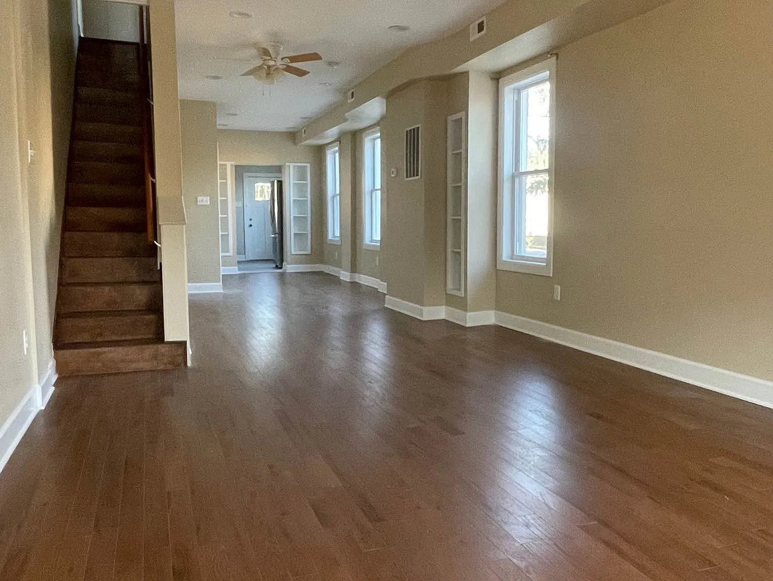 5 bed, 1.5 bath, 1465 sqft, $2,500 — Photo 2