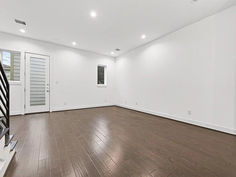 5841 Dolores St — Photo 9