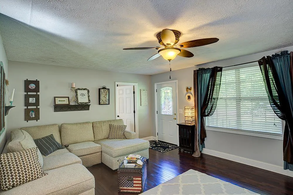 5 bed, 1637 sqft, $2,325 — Photo 3