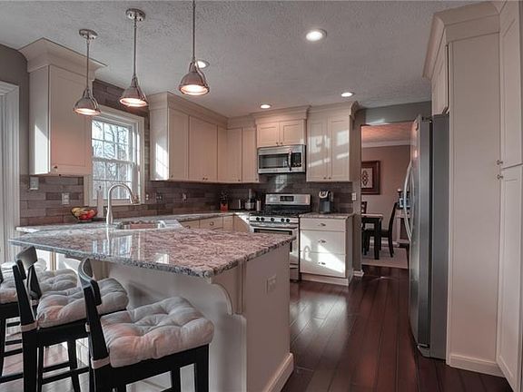 4th image of 224 Thornwood Ct
