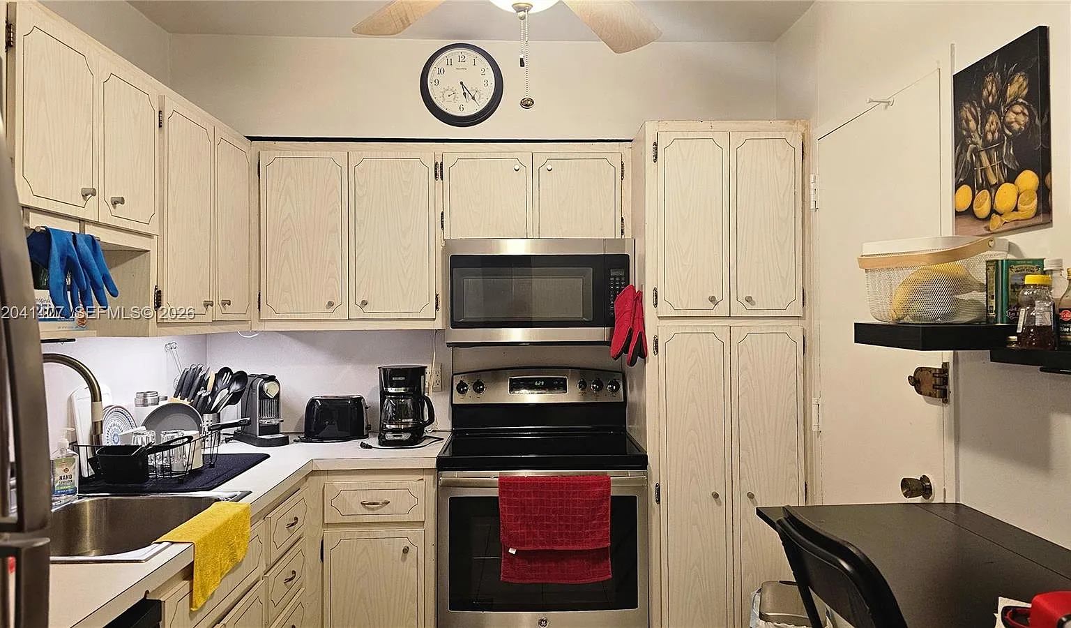 Hemispheres Condo — Photo 1