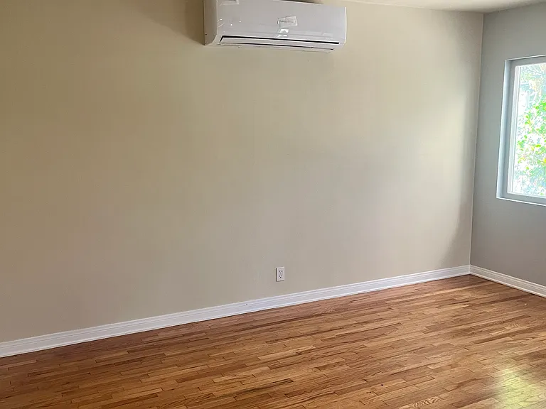 1391 N Altadena Dr #B — Photo 5