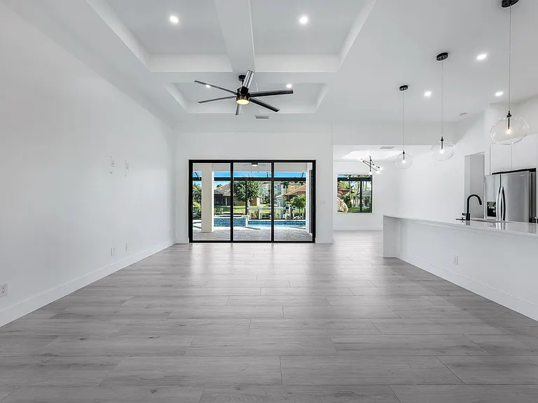 2107 SW 39th St — Photo 44