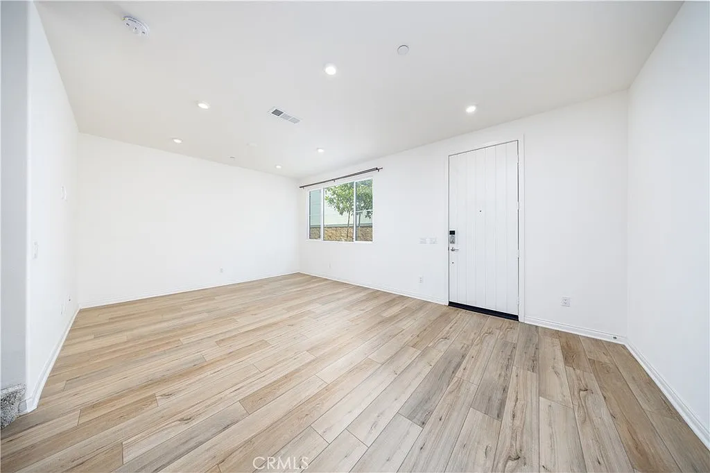 3 bed, 2.5 bath, 1560 sqft, $3,800 — Photo 3