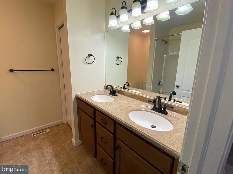 204 Brecknock Ter — Photo 13