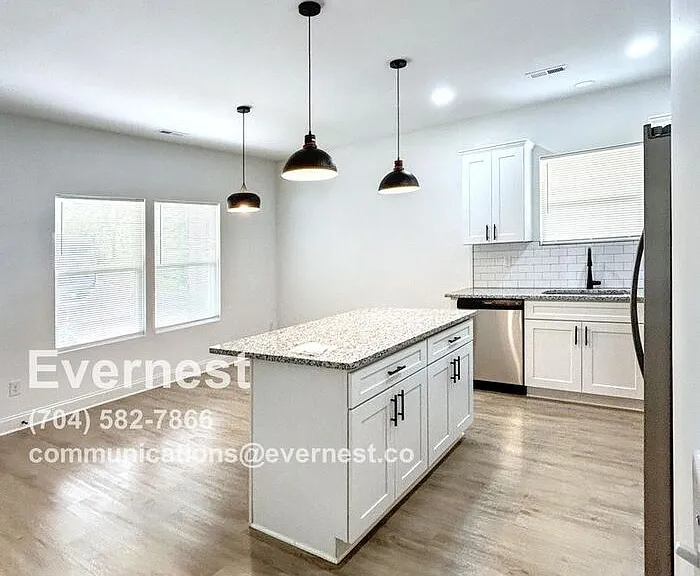 411 S Spargo St — Photo 5