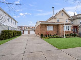 11 W Hitchcock Avenue, Floral Park, NY 11001