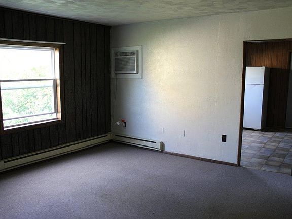 Livingroom into kitchen + (very large) through-wall air conditioner