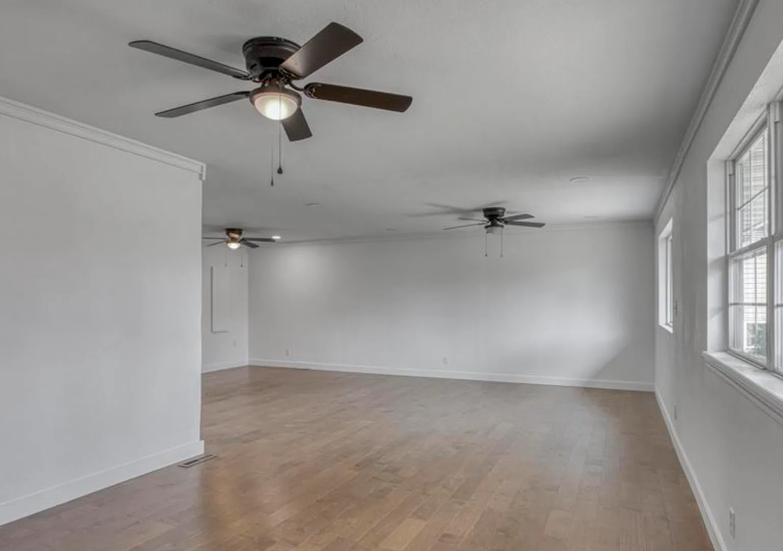 Beautifully remodeled 4 Bedroom 3 Bathroom home — Photo 3