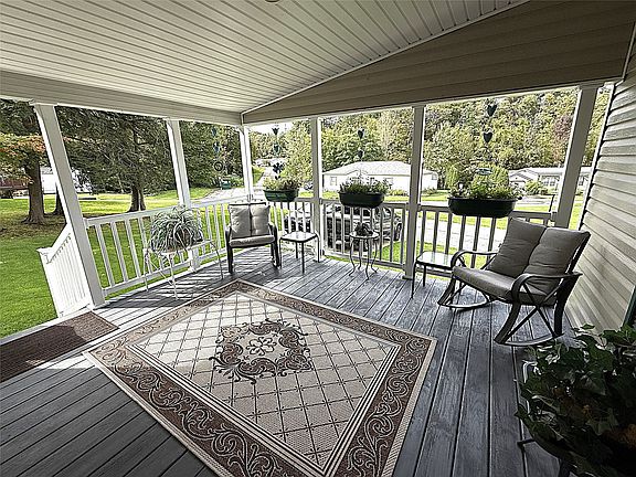4th image of 1631 Pinegrove Way