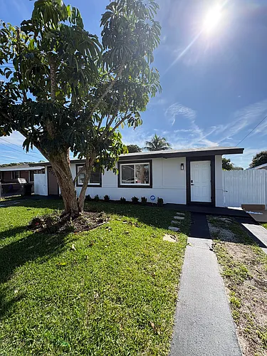 2572 NW 20th St Photo 1