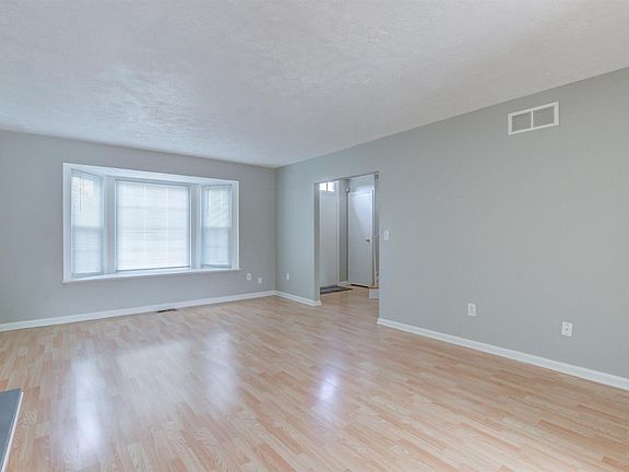 4th image of 36 Applewood Dr #36