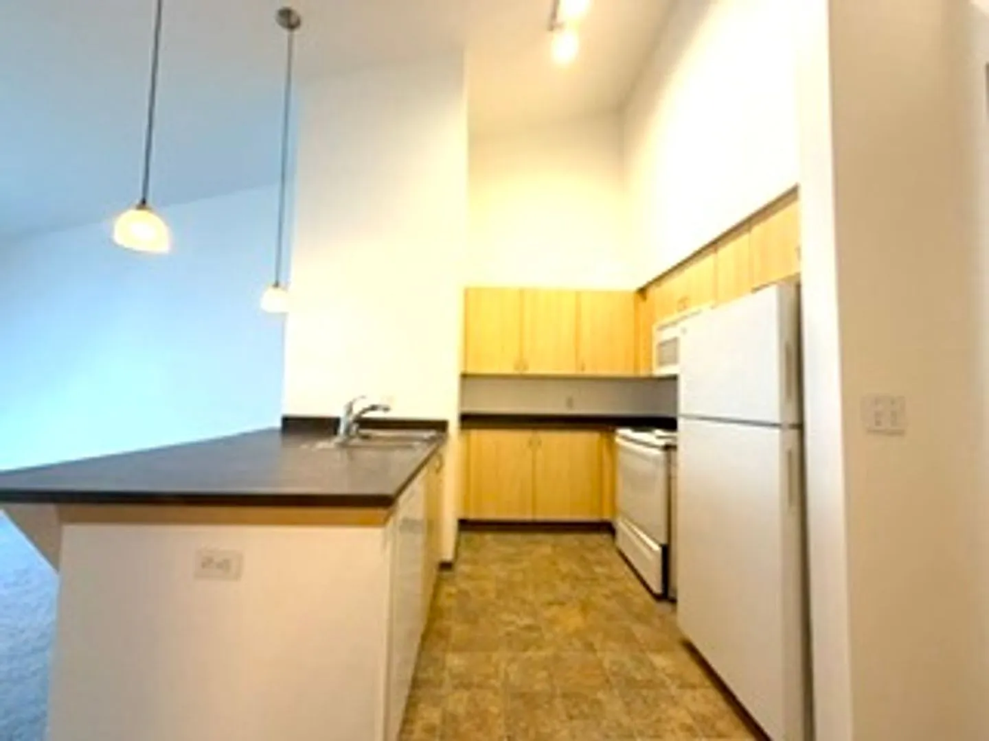 Sunny Queen Anne Condo -- Blocks From Seattle Center — Photo 2