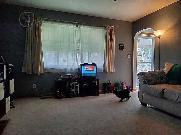 Living Room w/ picture window