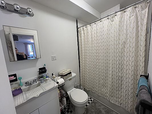 5th image of 310 E 6th St APT 2