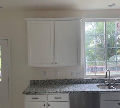 Kitchen - 42" Shaker Cabinets
