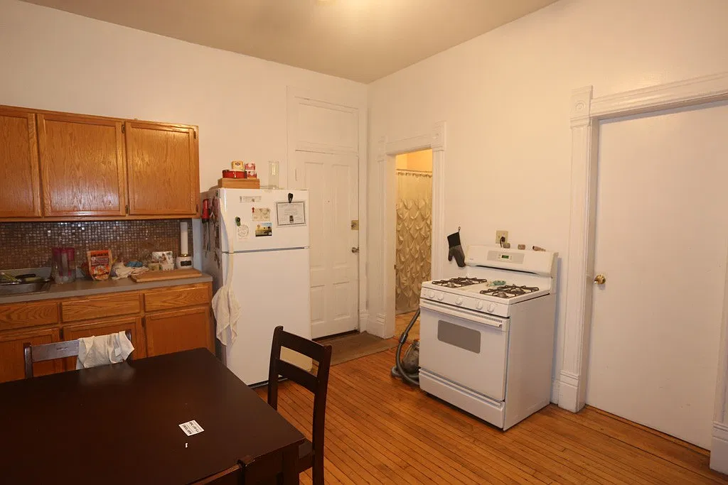 1075 N Hermitage Ave — Photo 2