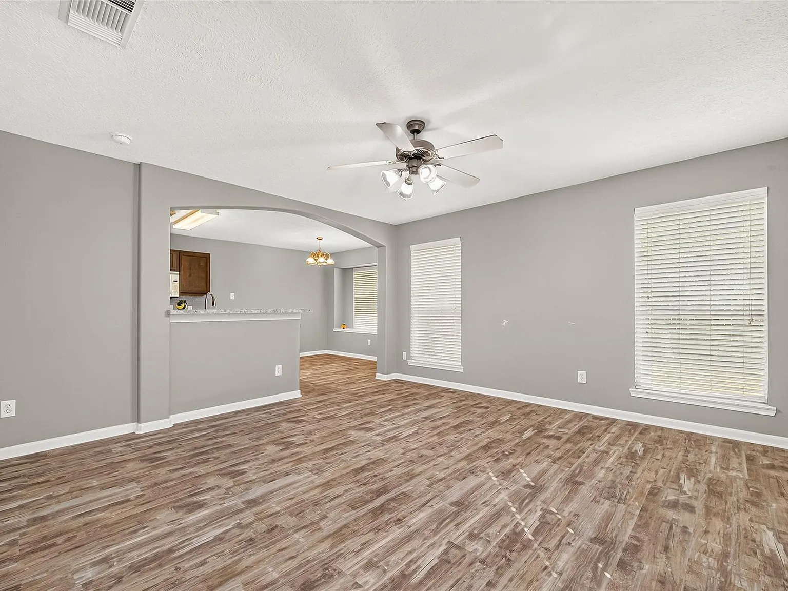 3 bed, 2.5 bath, 1329 sqft, $1,600 — Photo 3