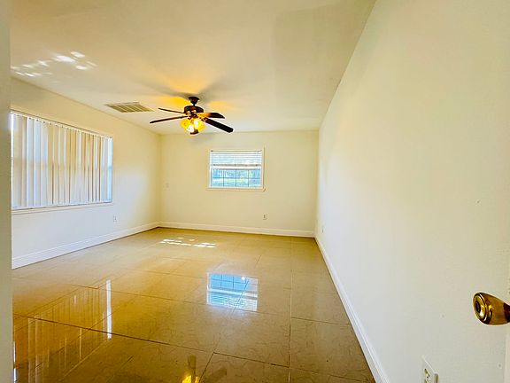 5th image of 1072 Sunset Dr