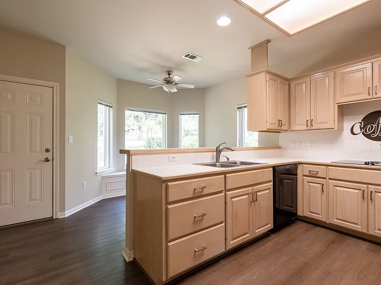 1411 Lakeway Dr — Photo 9