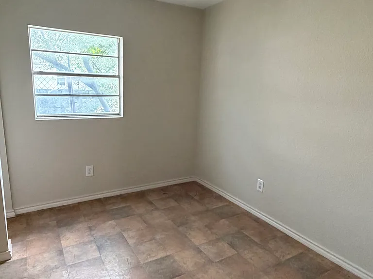 1105 W Maple Ave #1 — Photo 5