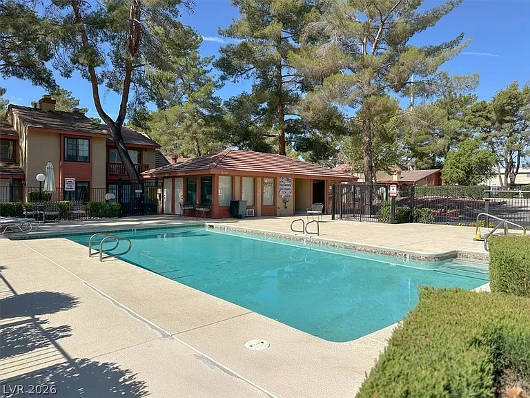 2410 Pickwick Dr — Photo 24
