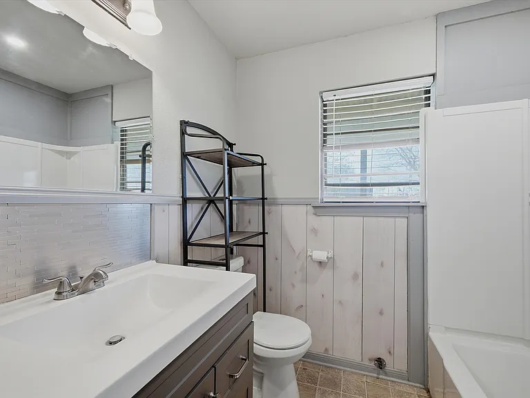 600 E South St — Photo 14