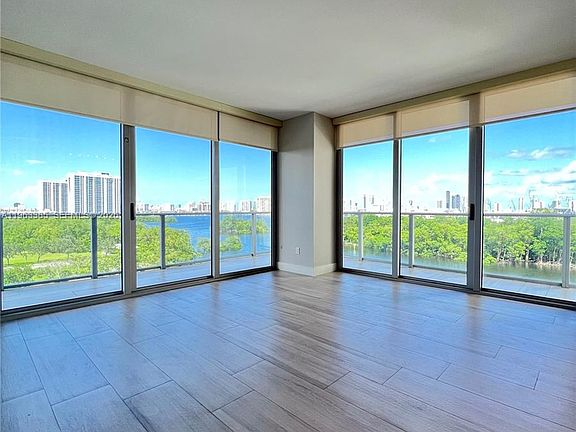 3rd image of 16385 Biscayne Blvd Unit 607