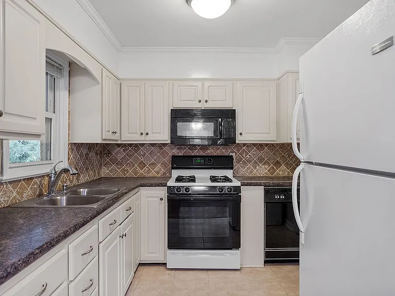 2111 Tudor Pl — Photo 8