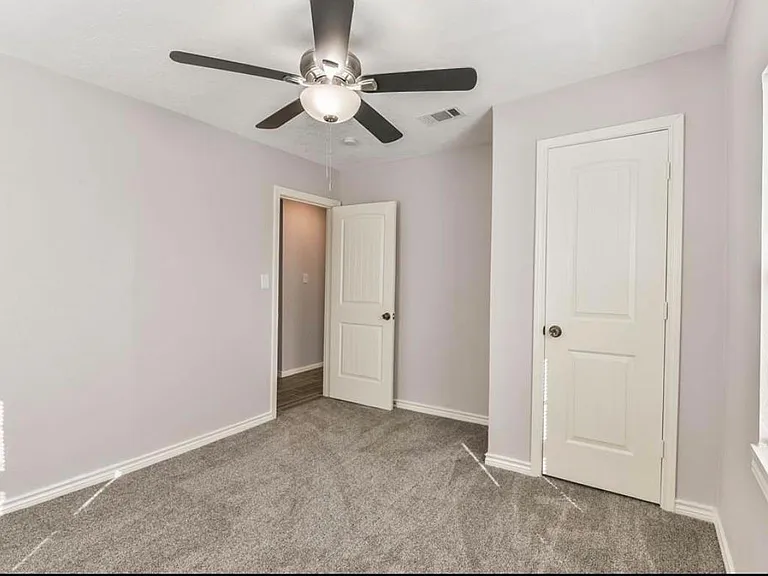 927 W 10th St — Photo 17
