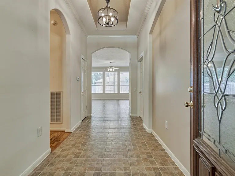 118 Robindale Cir — Photo 4